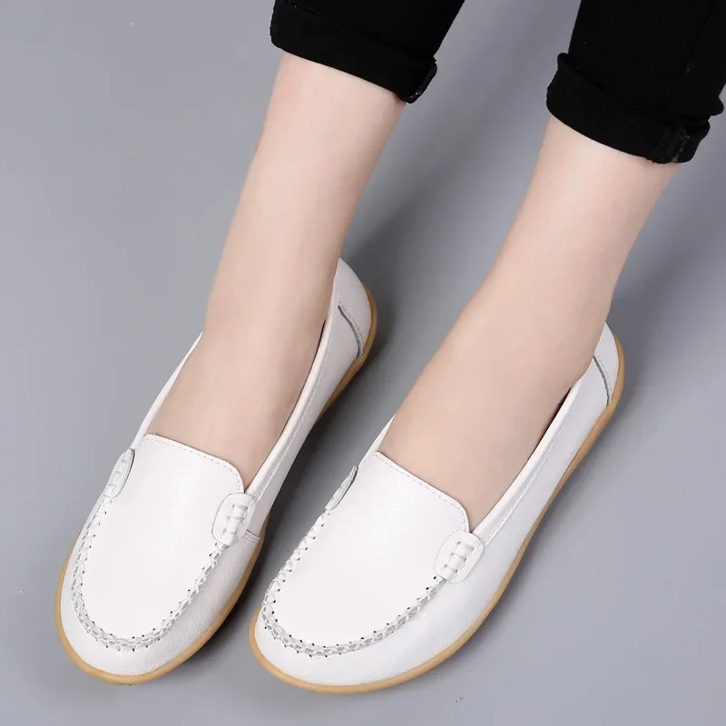 2023 New Women Round Toe Shallow Flat Shoes Leather Breathable Moccasins Women Boat Shoes Slip on Ladies Casual Shoes Size 34-44