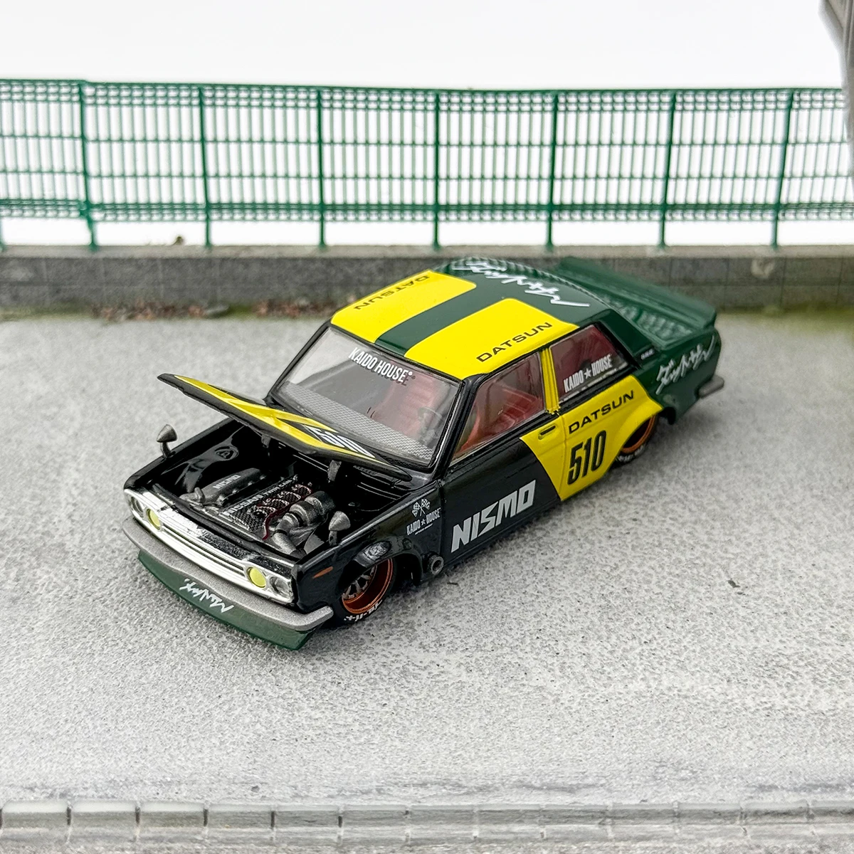 TSM KAIDO HOUSE MINIGT 1/64 KHMG131 Datsun Street 510 Racing V2 Vernis Chase Groen Geel gegoten legering automodel