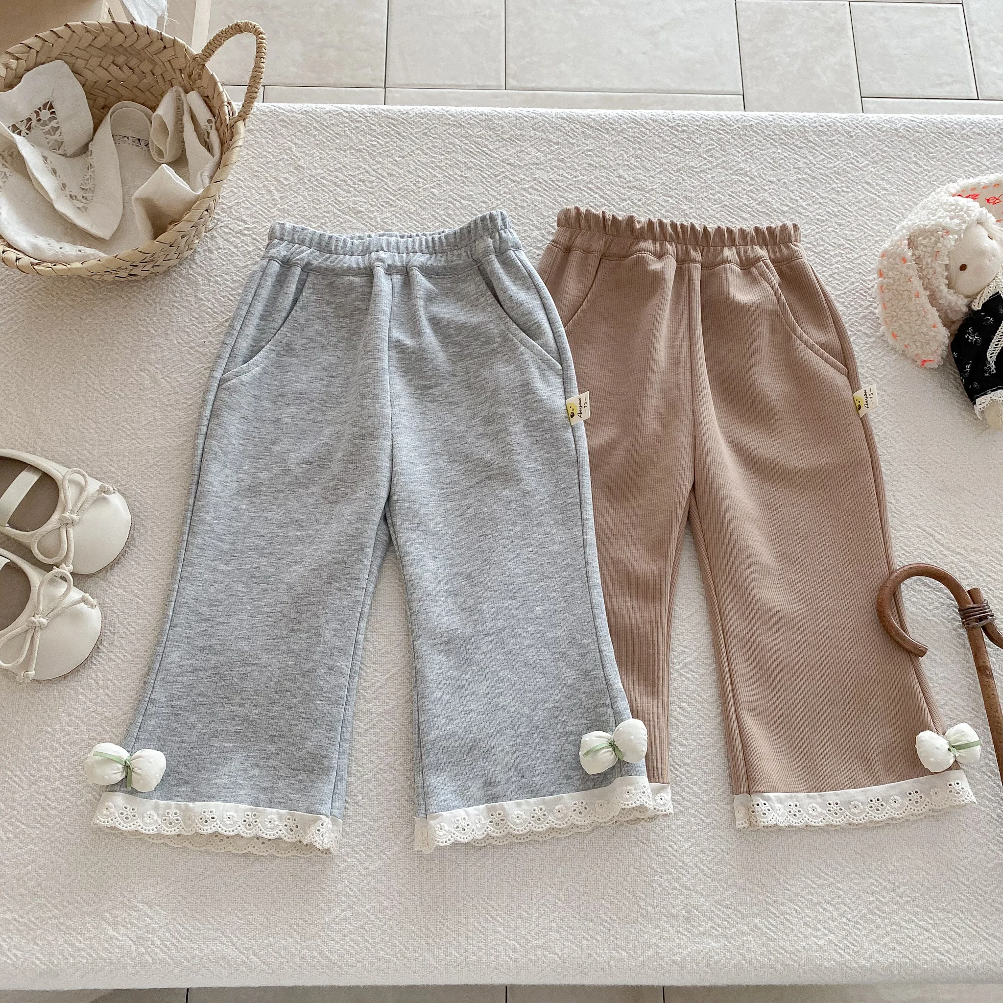 Baby-Spitzenhose 2025, koreanische Version, neuer Stil für Mädchen, stilvolle Freizeithose, vielseitige Schlaghose und lange Hose