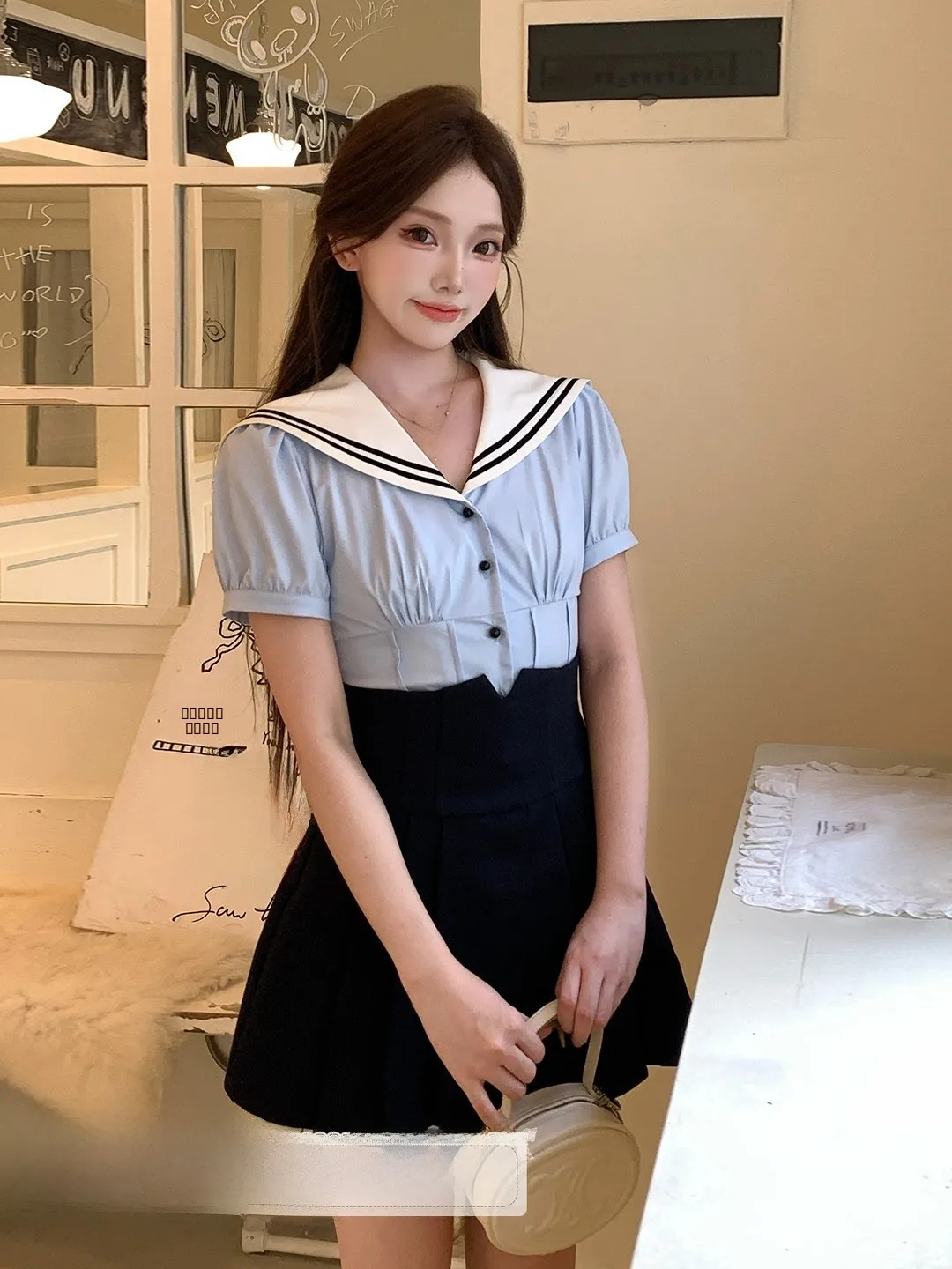 

Комплект из двух предметов: юбка А-силуэта с воротником в стиле преппи и рубашка с коротким рукавом на пуговицах из полиэстера, цвет темно-синий.