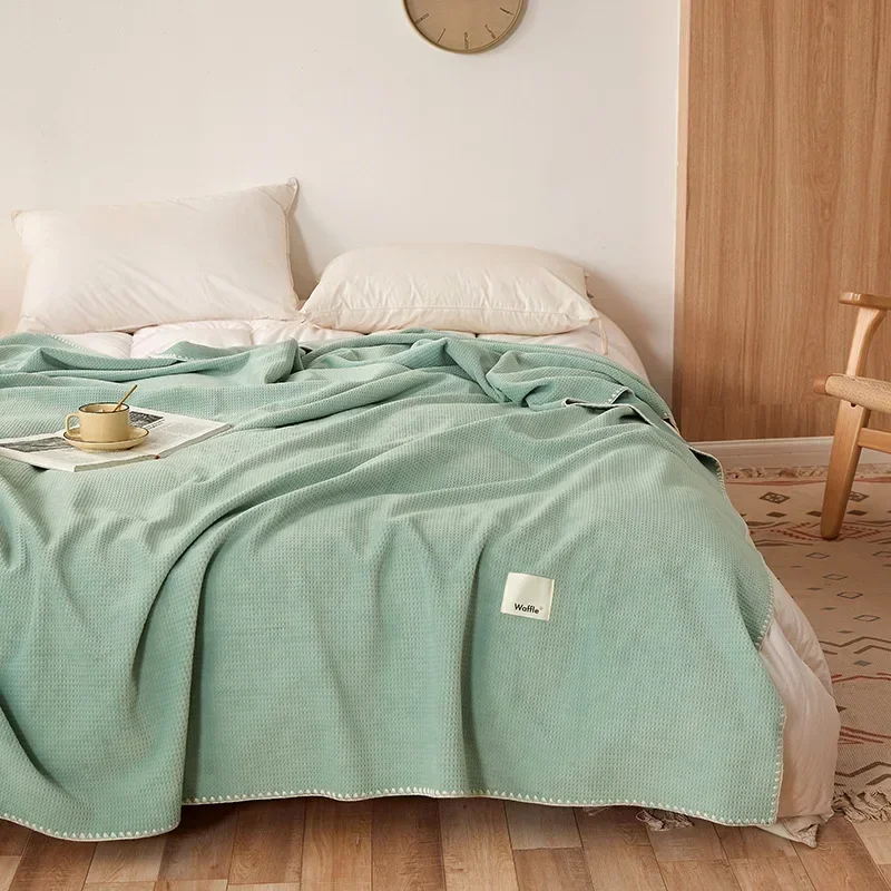 

Однотонное одеяло идеально согревает и стильно с нашим молочным бархатным покрытием для офисных копсов и прохладных ночей