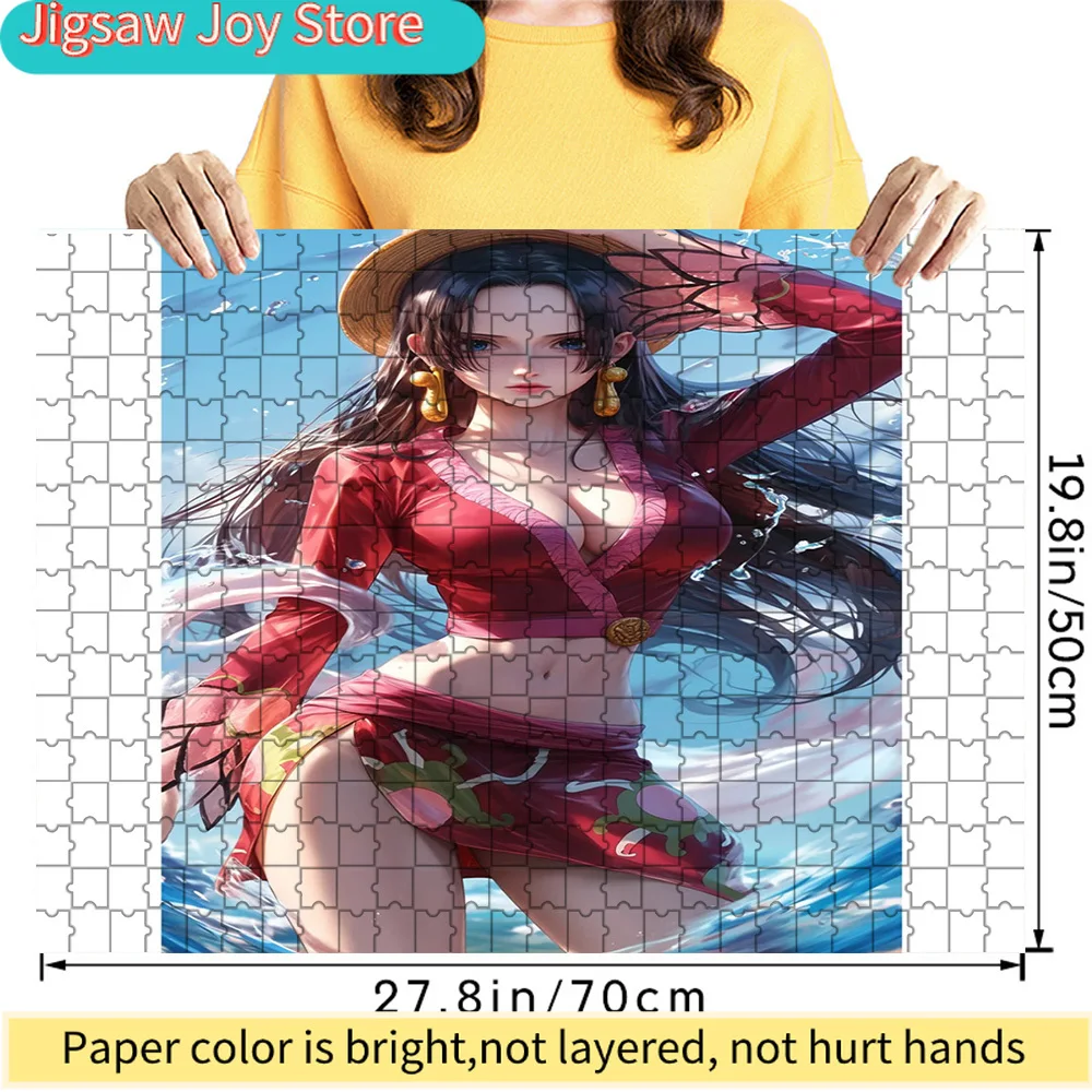 

Пазл из бумаги с изображением Боа Хэнкок из One Piece: длинные черные волосы, красный наряд, соломенная шляпа, водная сцена. Декор с персонажем Пиратской Императрицы.