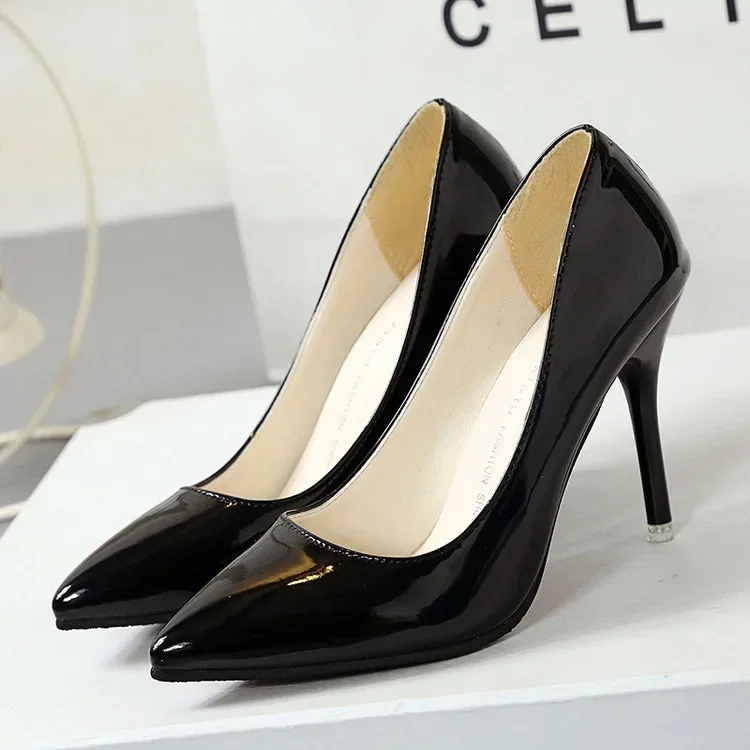 Spitze Pumps aus Lackleder für Damen, Rote Hochzeitsschuhe mit 8 cm Hohem Absatz, Elegante Brautschuhe – Detail 5
