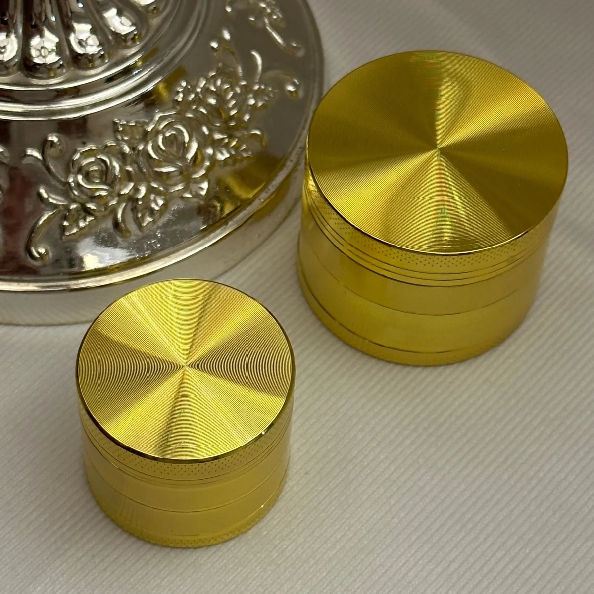 1.4/1.8inch Gold Laser 4-Layers Herb Grinder Vanilla Zinc Alloy Crusher Metal Raw Cutter Manual Grinder Grass Smoking Tool Gift view 6
