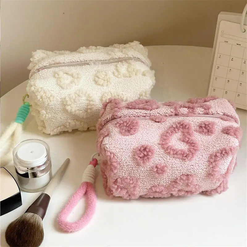 

Plush Makeup Bags with Handle Soft Travel Cosmetic Bag Portable Cosmetic Bag with Love Print Cute Case with Pochette