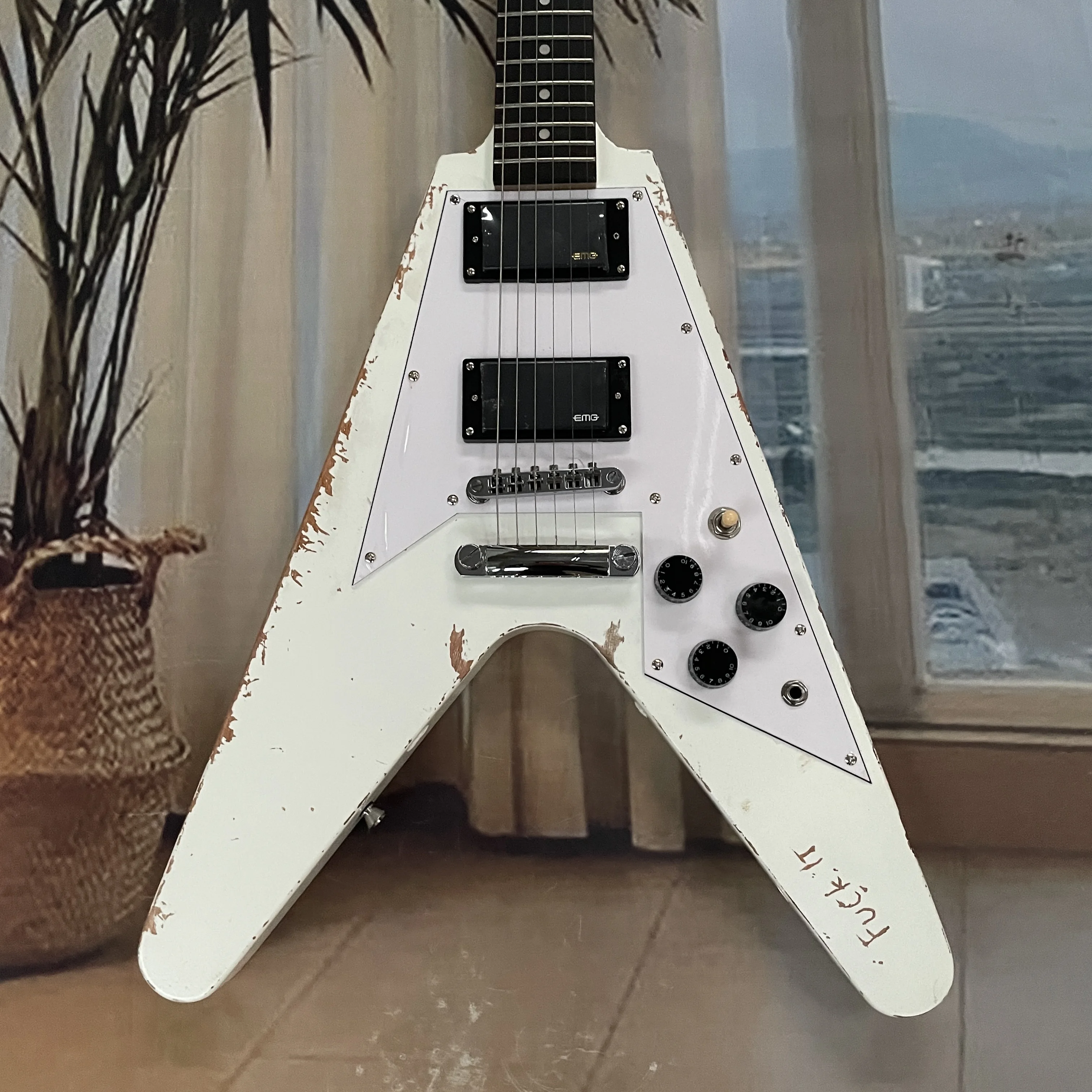 6-string white vintage-style electric guitar,white triangular pickguardguitars,double-coil pickup fast-playing electric guitarra