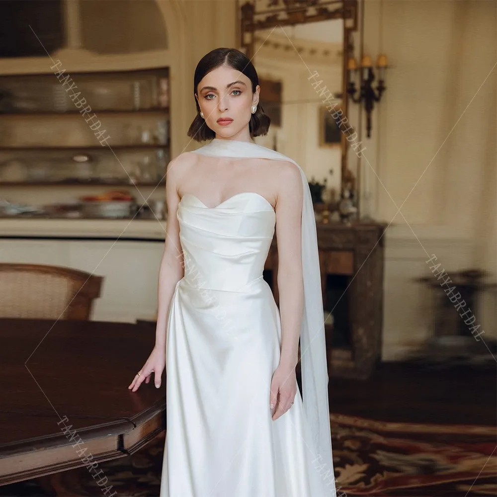 Elegante abito da sposa con scollo a cuore e sciarpa in morbido raso, linea ad A, abito da sposa con strascico, senza maniche, con lacci sul retro
