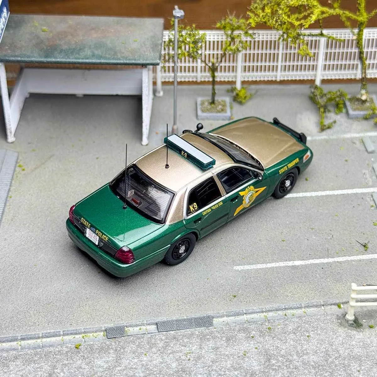 Rollin 1/64 Connecticut State Police Victoria Crown Alloy Car Model