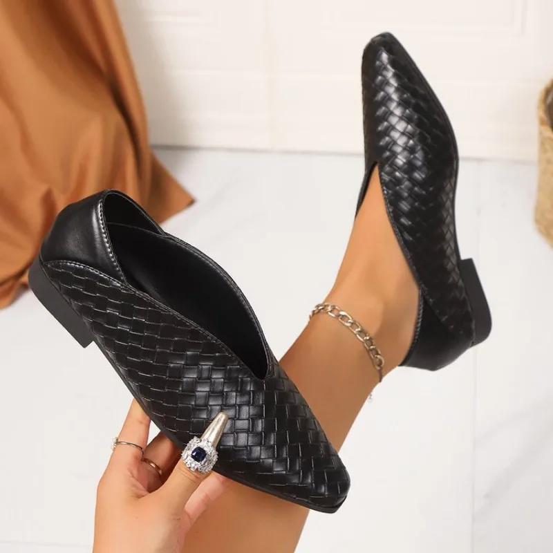 Large Size Low Order Shoes for Women, 2026 Spring New Pointed Fashion Woven Shallow Mouth Soft Sole Comfortable Casual Shoes