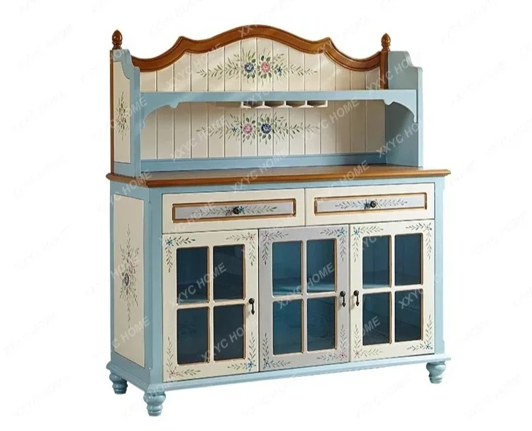 

Винный шкаф с тремя дверцами, синего цвета, большой вместимости, в идилическом стиле.