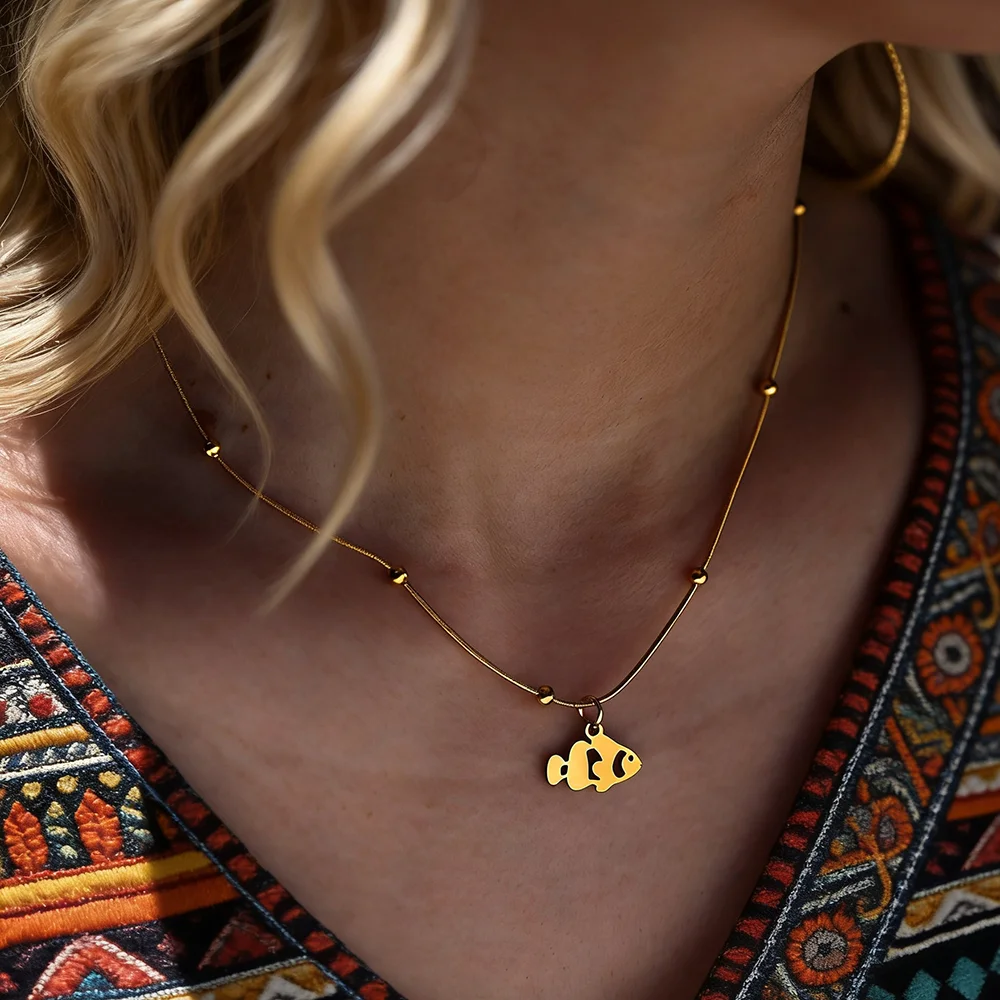 Goldfarbene Edelstahl-Kette mit Fisch-Anhänger, modische, anlaufgeschützte Sommer-Strandschmuck-Halskette für Damen-Accessoires