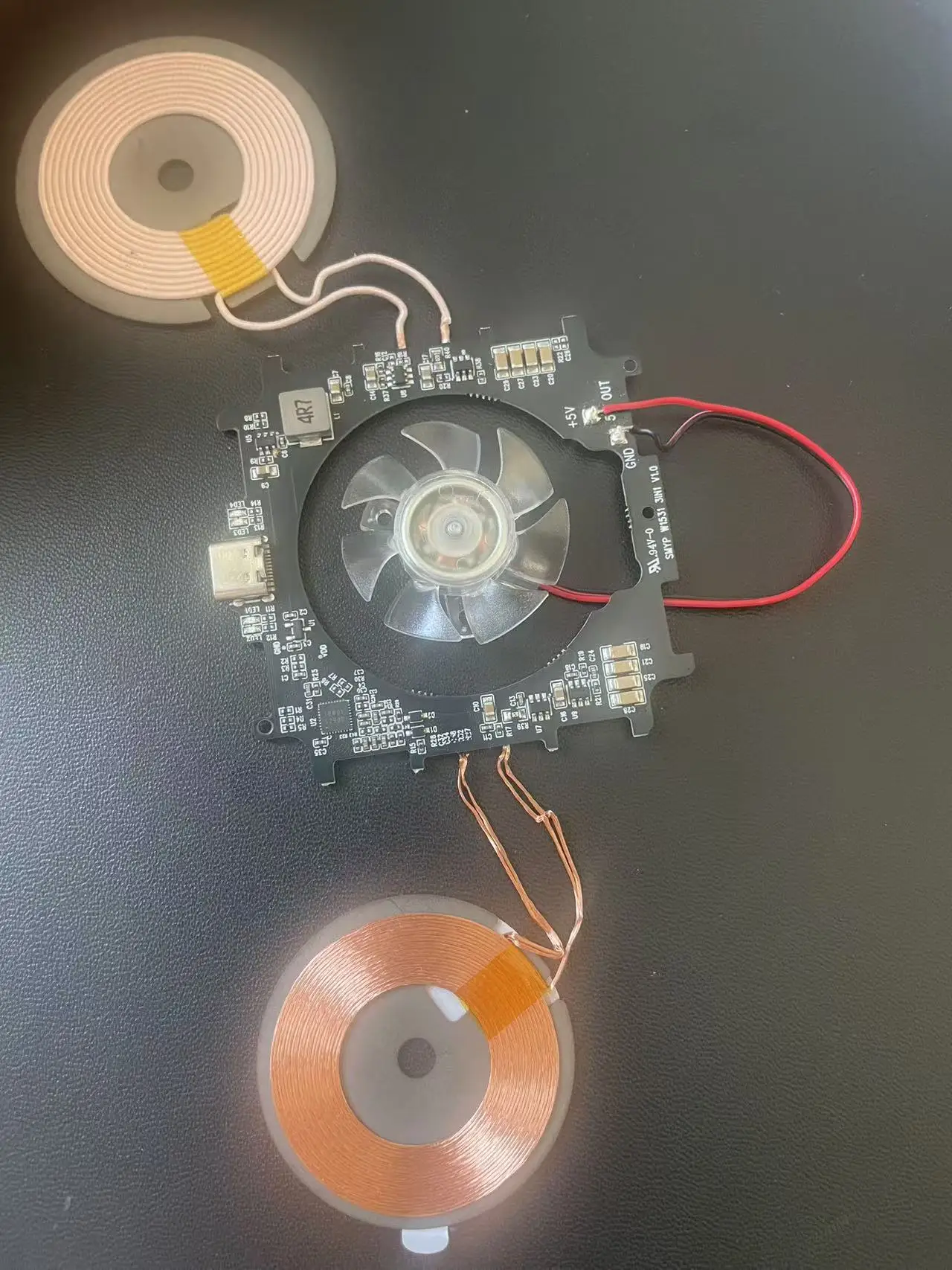 Qi Multi-Coil draadloze oplader PCBA-printplaat met RGB-koelventilator Type-C 3-in-1 snellaadmodule printplaat voor gaming-setup