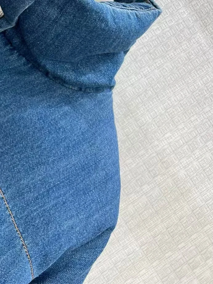 Autumn and winter new denim fabric 90% high-purity down collar, metal buttons, elastic cuffs, loose hem, short down jacket women