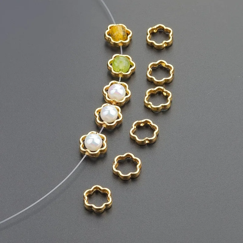 Flower-Shaped Silvery Bead Frames Made of Zinc Alloy for DIY Jewelry Making, Including Necklace Pendants