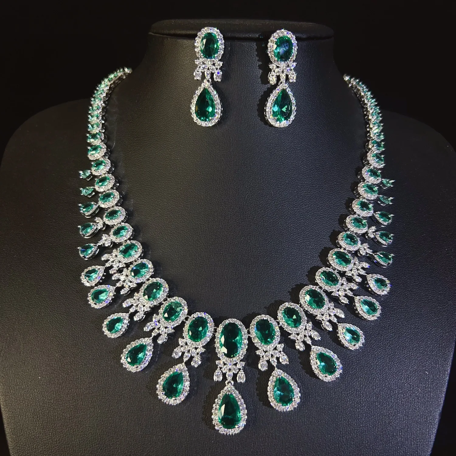 

Luxury Emerald Green Waterdrop Zircon Jewelry Set Shiny Gemstone Necklace Earrings For Women Elegant Bridal Wedding Party Banque