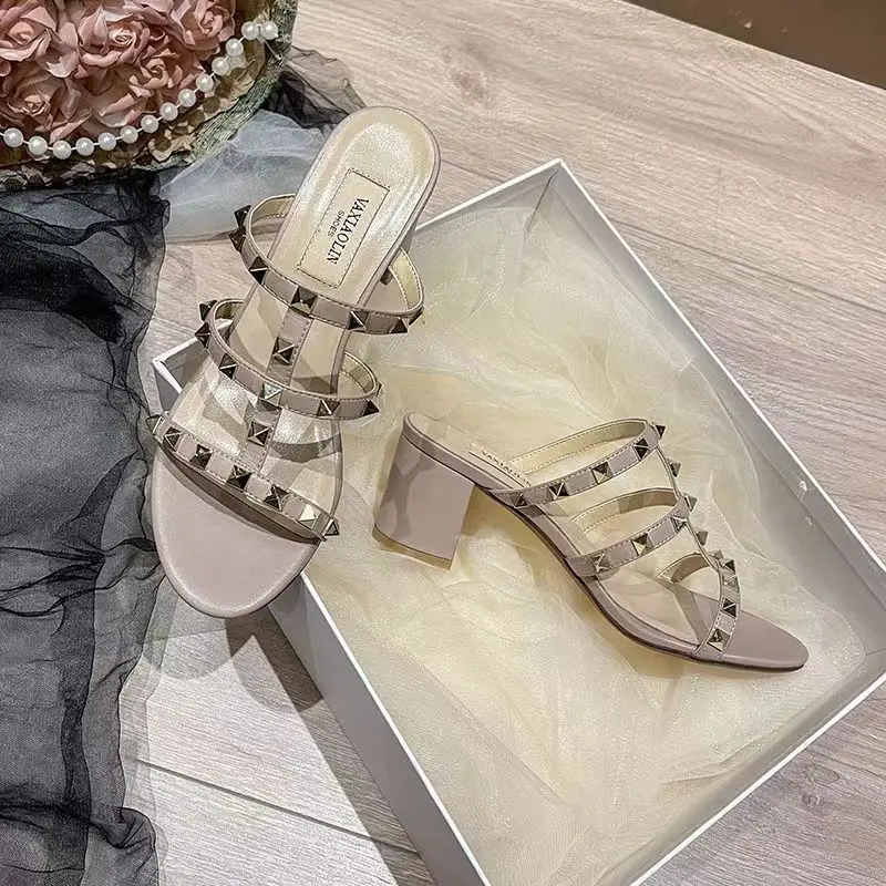 Sandalias de tacón alto con remaches para mujer, zapatos planos cómodos de alta calidad, a la moda, novedad de verano, 2024