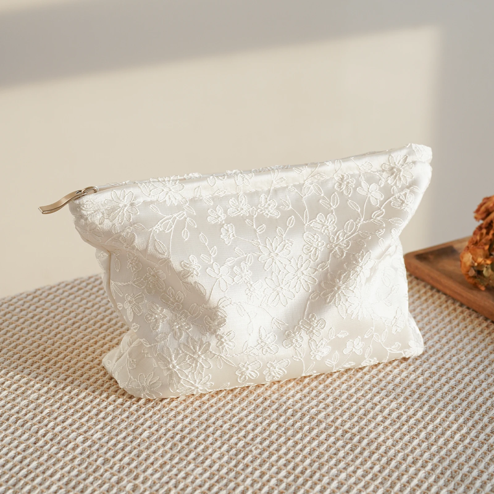 Pure White Embroidery Women's Makeup Bag Large Capacity Cosmetics Storage Bag Commuter Handy Hand-held Bag Travel Toiletry bag