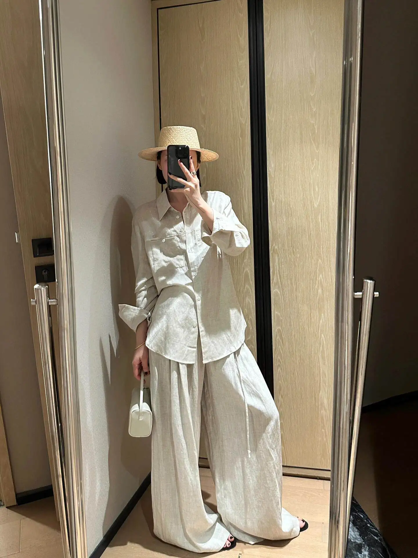 

Элегантный льняной комплект: женская рубашка и брюки для весеннего гардероба, повседневный стиль, стройнящий силуэт, дышащий, из двух предметов, с длинными рукавами.