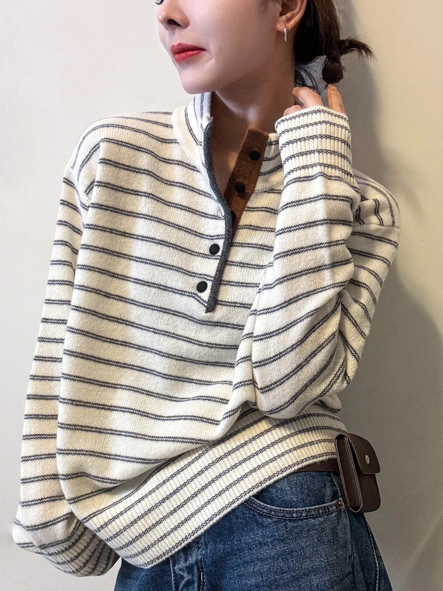 

Свободный крой с высоким воротником, длинный вязаный свитер Sve, повседневный полосатый цветной дизайн, удобный зимний зимний сезон