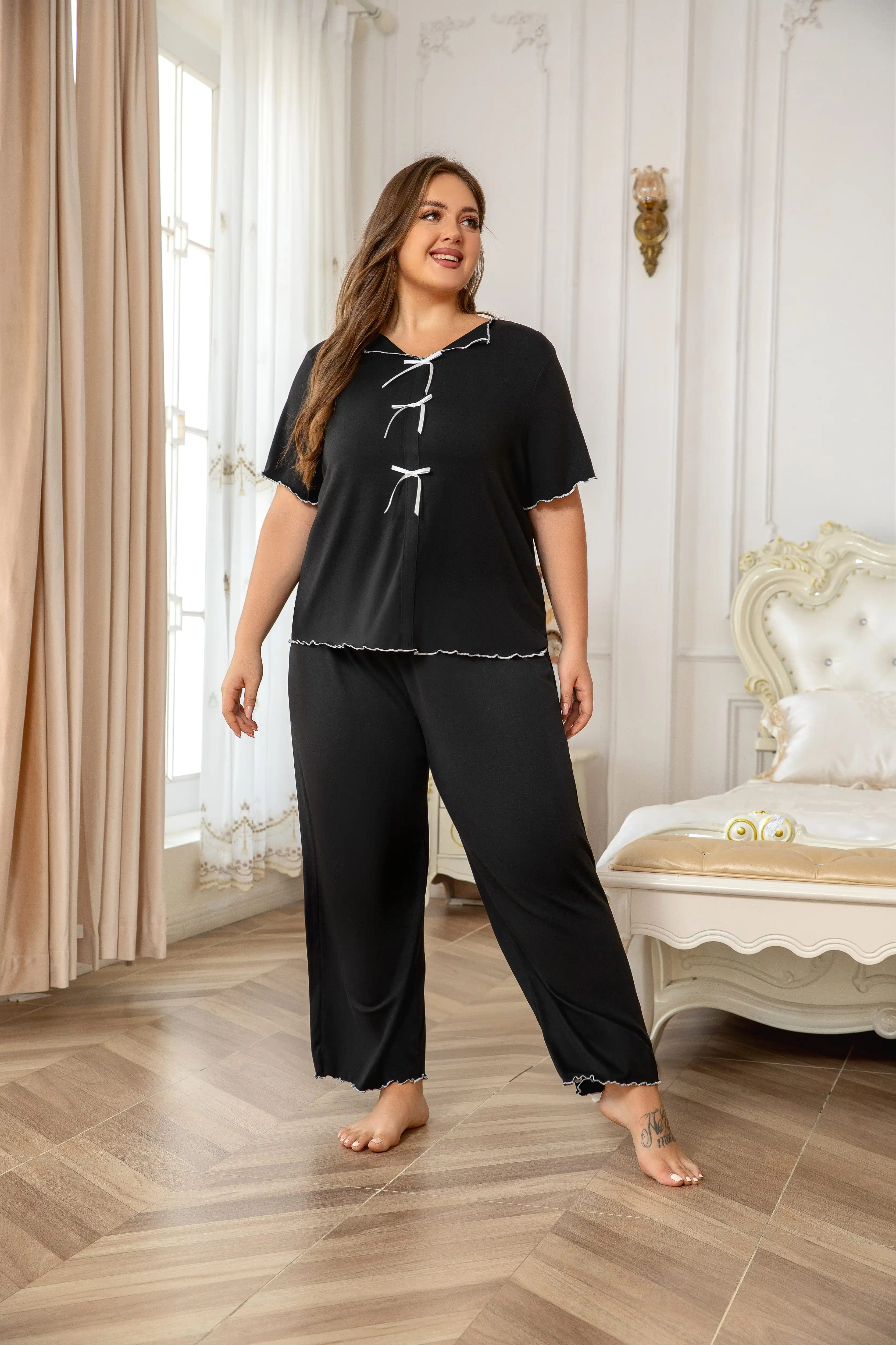 Plus-size women\'s casual bow Detail Black short-sleeved pant pajama set - the ideal combination of comfort and fashion