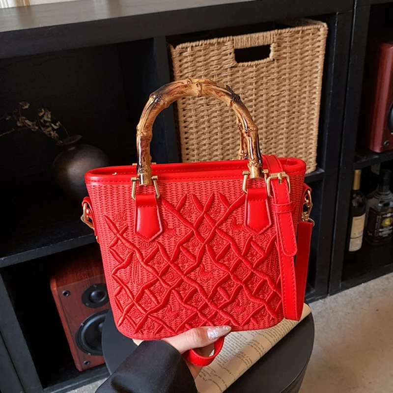 

Small-scale fashionable retro handbag made of shells, women's 2026 new model, simple and casual shoulder bag for daily commuting