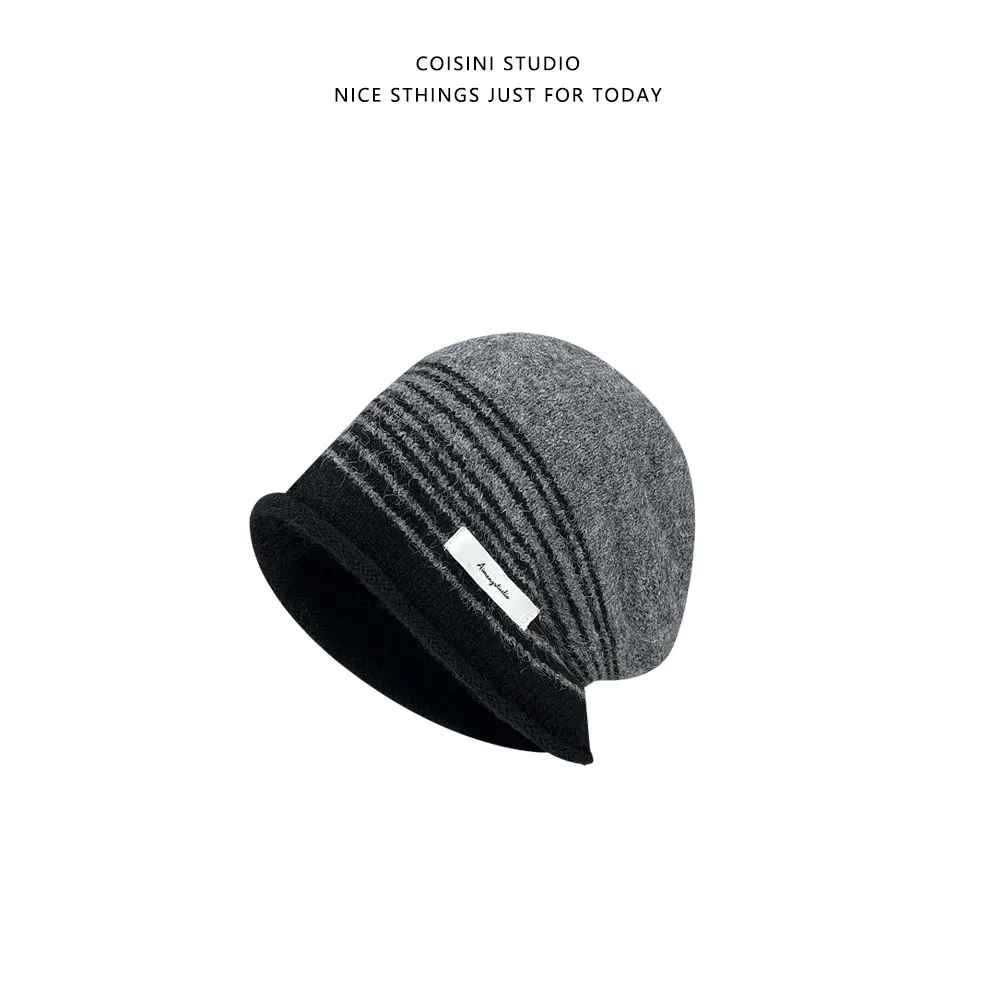 Retro-Mützen mit zweifarbigem Streifenmuster für Damen, aus einem Mischgewebe, im Cloche-Stil, mit Stoffetikett, weich, warm, mit kurzem Schirm, Winter-Pullover-Mützen. – Detail 3