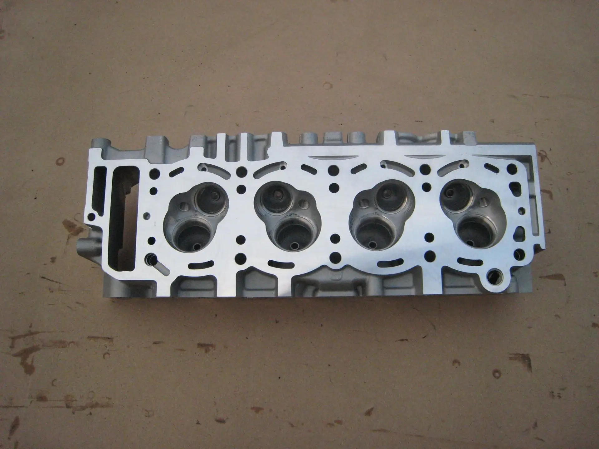 Source factory direct sales auto parts, gasoline engine cylinder head 22R four-cylinder aluminum cylinder head 22R