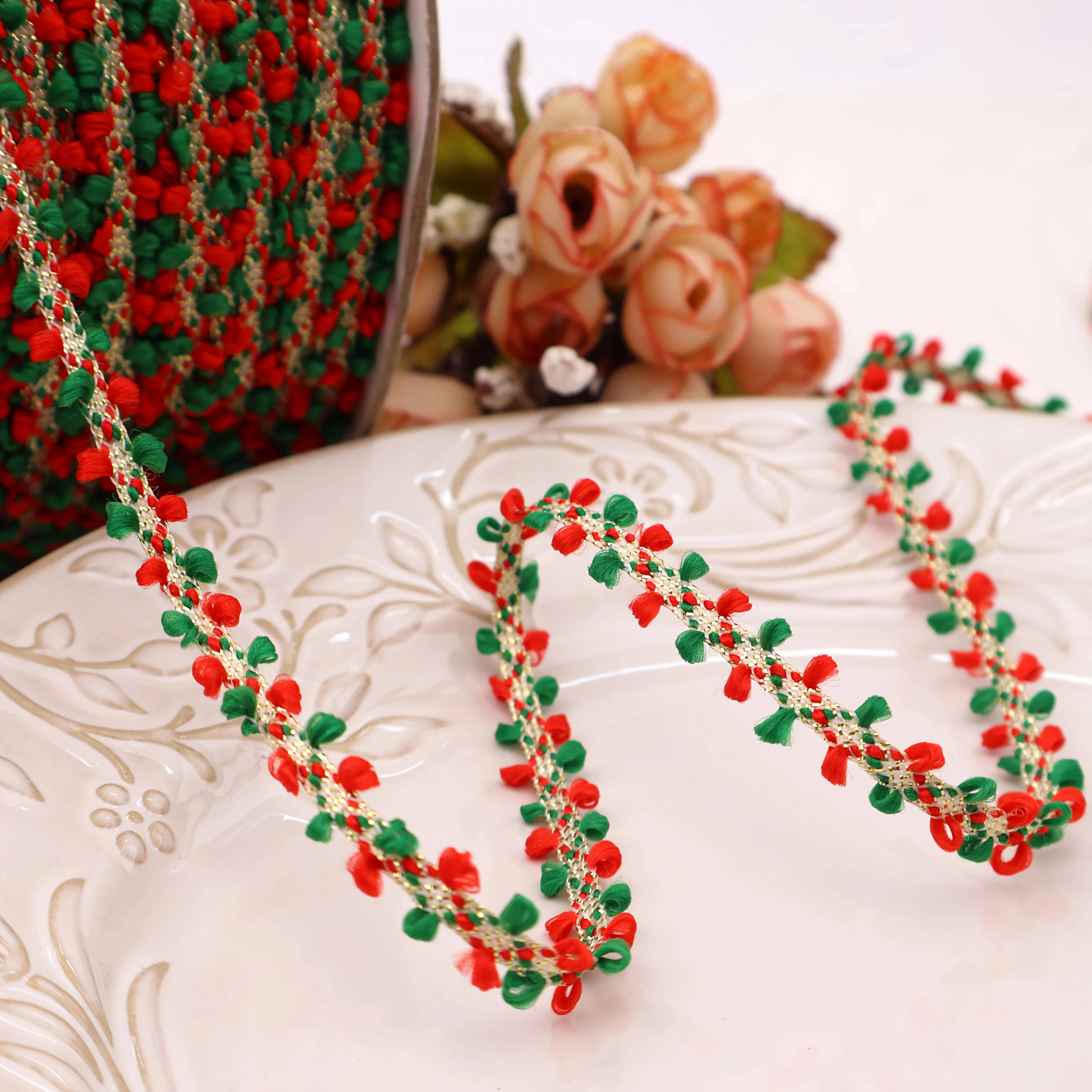 1 Stück rotes und grünes Spitzenbesatzband – Weihnachtsbaumschmuckband mit goldenen Akzenten, hochwertiges Bastelband für Kränze
