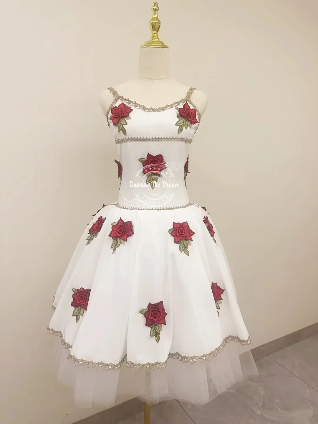 

Romantic White Dress with 3D Red Rose Appliqués and Tulle Trim Chic White Dress with Red Rose Embroidery and Tulle Laye