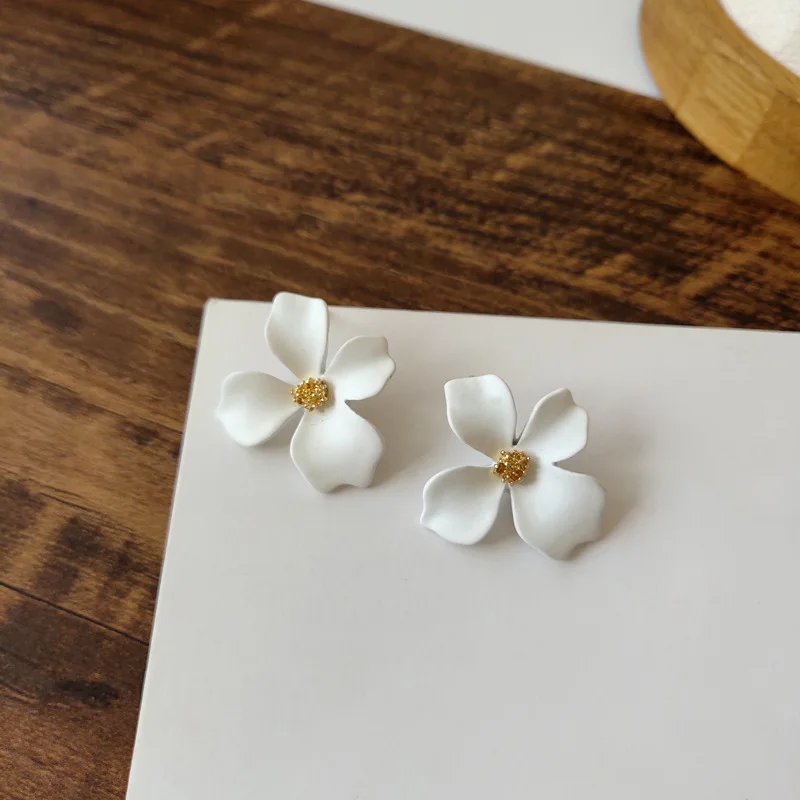New Fashion White Flower Earrings for Women Party Elegant Spray Painted Blooming Gardenia Stud Earrings Petal Jewelry Girl Gift