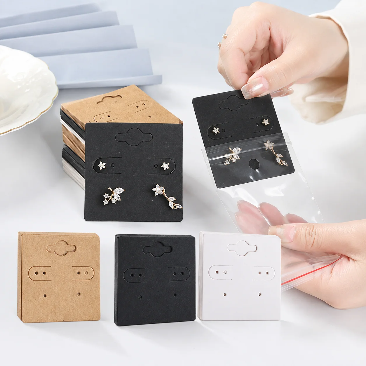 100 Stück Quadratische Ohrring-Displaykarten und Ziplock-Beutel-Set, bestehend aus 50 Papierkarten und 50 transparenten OPP-Beuteln für die Schmuck- und Bastelausstellung. – Detail 1