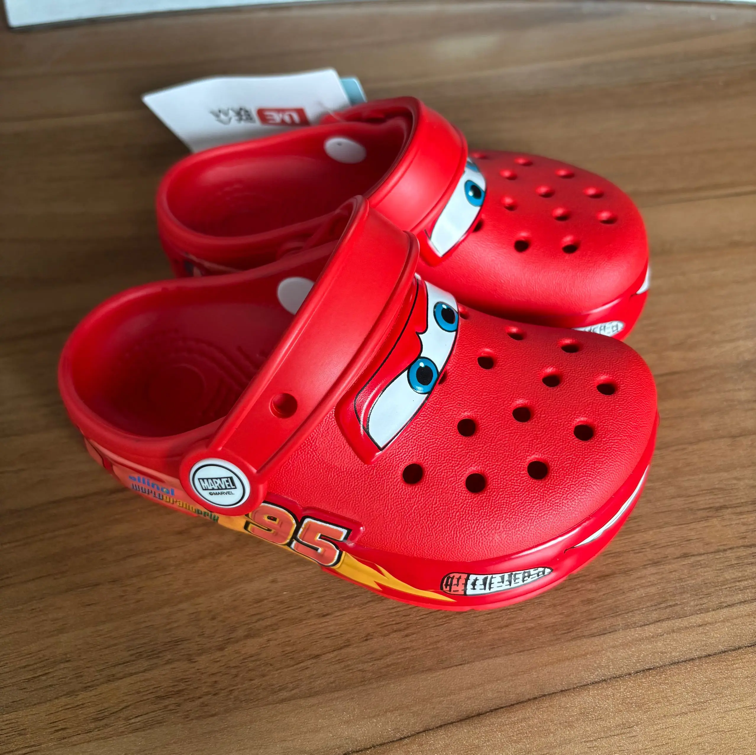 Simşek McQueen Crocs Yetişkin: Disney Pixar Animasyonu ile Eşsiz Bir Ayakkabı Deneyimi