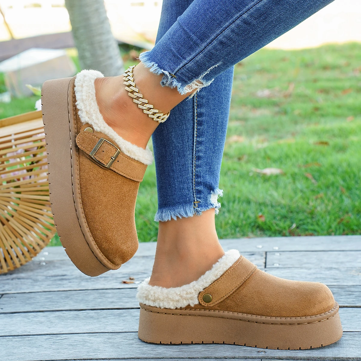 Damen rückenfreie Plateau-Mule-Schneestiefel mit Metallschnallen-Dekor, rutschfester Sohle, warme Winter-Slip-On-Clogs – Detail 8