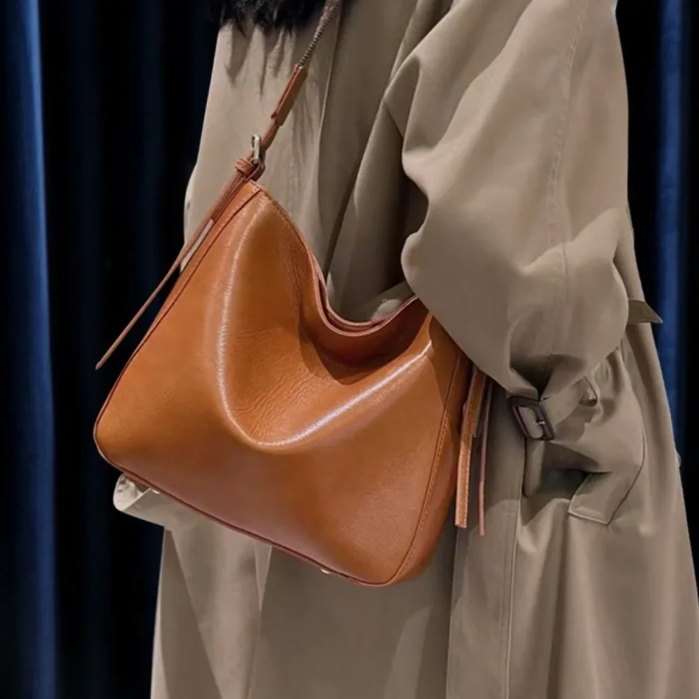 

2025 Retro Brown Messenger Bag Leather Women Bucket Bag Large Capacity Commuter Work Unisex