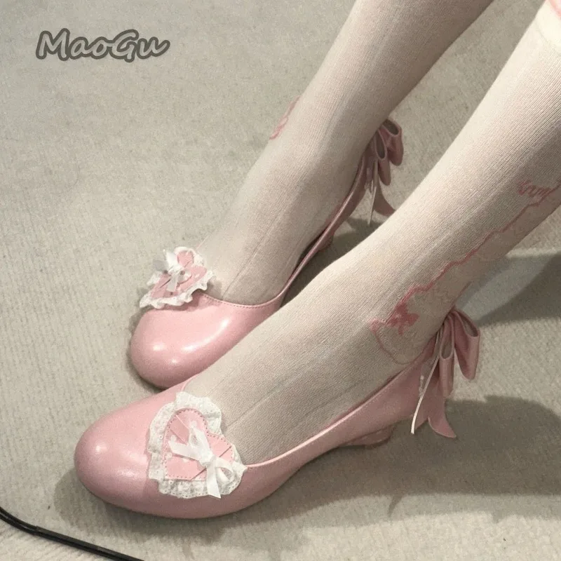 Süße Lolita Herz-Spitze Schleife High Heels Runde Zehenkappe Leder Mary Jane Pumps Niedliche Rückseitige Schleifendekoration Kitten Heels für Cosplay-Schuhe