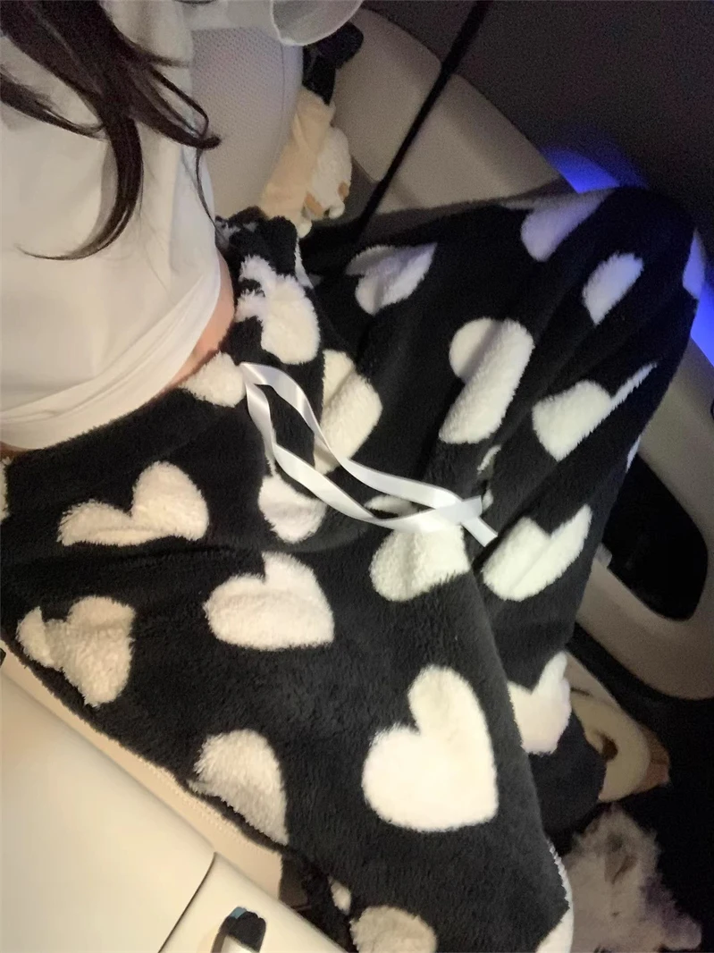 

Утепленные пушистые домашние брюки для женщин, зимние, с высокой талией, прямые, в корейском стиле, для повседневной носки, с принтом в виде сердечек, из махровой ткани.