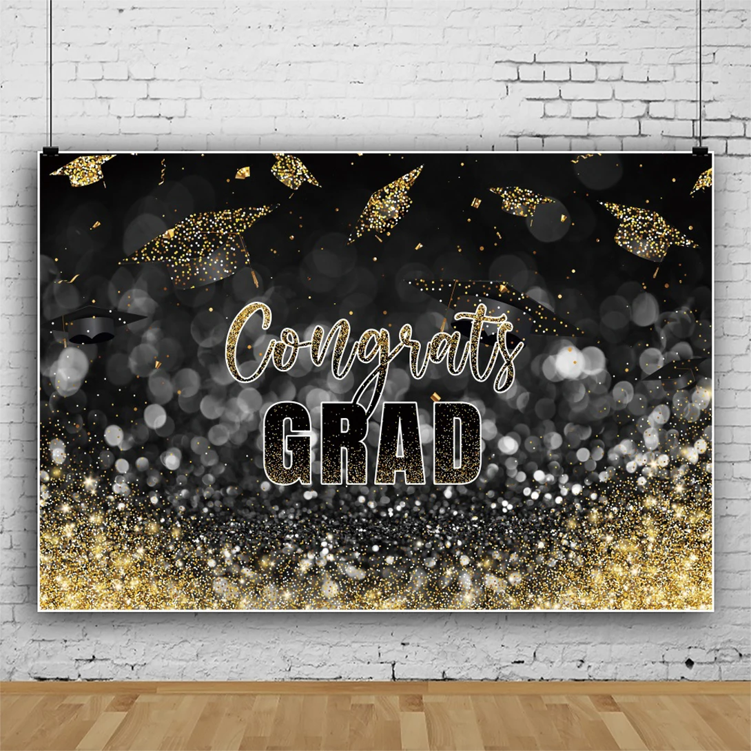 Graduation Season การถ่ายภาพพื้นหลังมีหมวก Golden Glitter 2023 Graduates ฉากหลังรูปภาพ Store Props ตกแต่งแบนเนอร์
