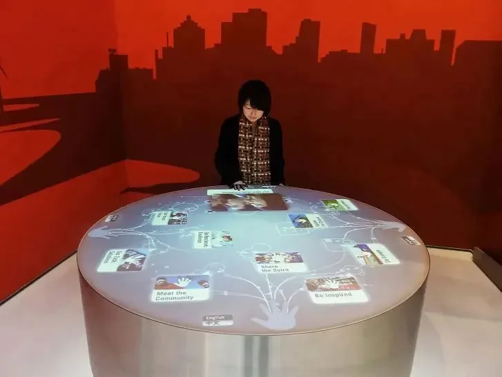 2025 Tavolo rotondo ad alta precisione con tocco a dito, proiezione interattiva da parete per esposizioni e ristoranti