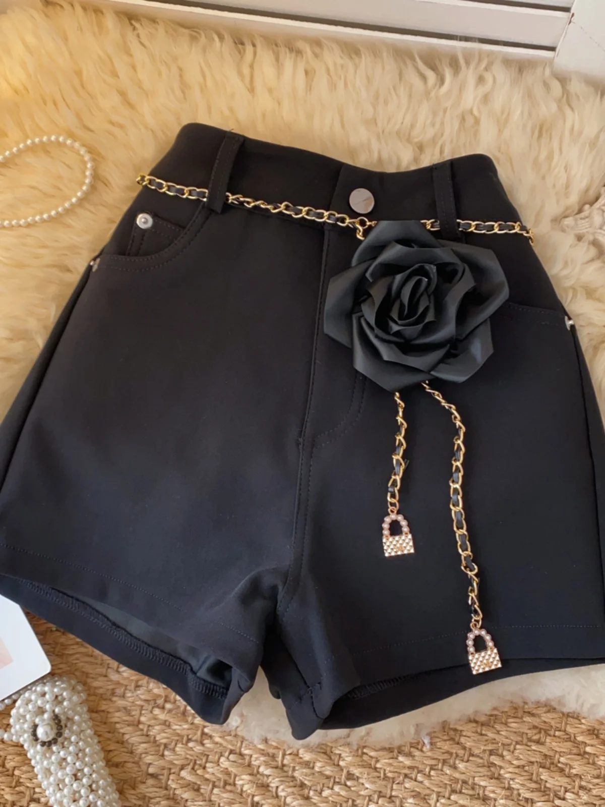 Pantaloncini casual vintage a vita alta chic catena floreale 3D pantaloni corti a gamba larga streetwear abiti coreani pantaloncini da ufficio bianchi da donna