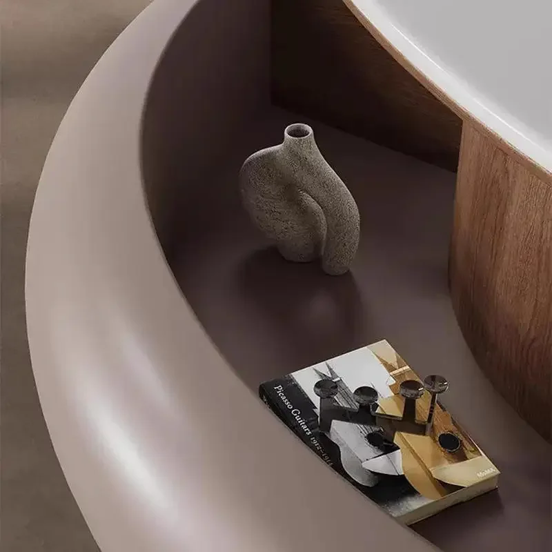 شقة صغيرة من الحجر، طاولة قهوة مستديرة، مزيج من الرياح الكريمية، تمديد بسيط متعدد الوظائف