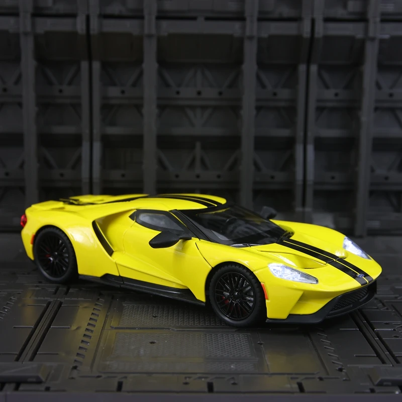 Model superauta Ford GT ze stopu metalu w skali 1:24, z otwieranymi drzwiami, maską silnika i bagażnikiem, z funkcjami dźwiękowymi i świetlnymi.