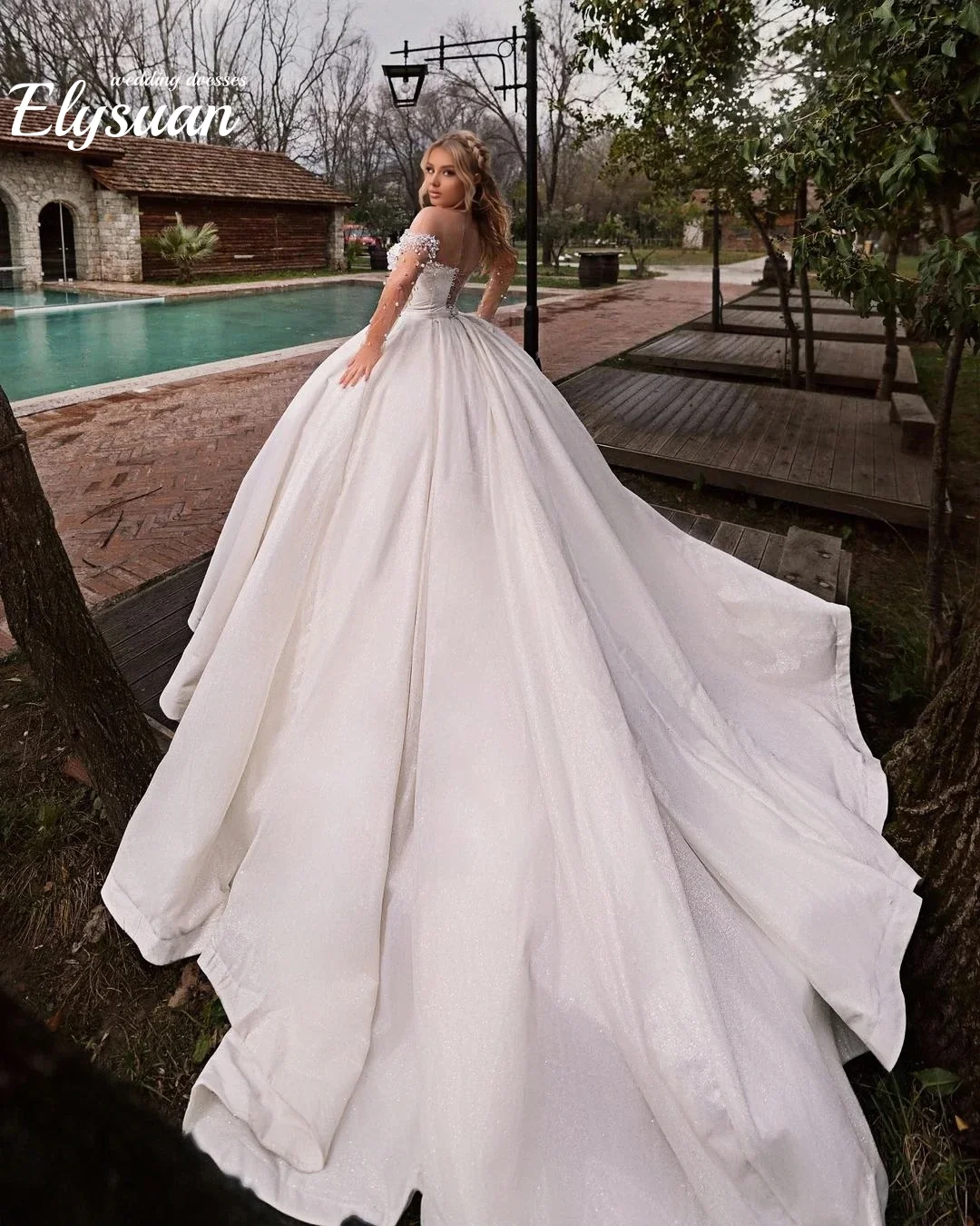 Maßgeschneiderte Perlenkristalle Arabische Gartenhochzeitskleider Ballkleid Schulterfrei Spitze Illusion Lange Ärmel Brautkleid