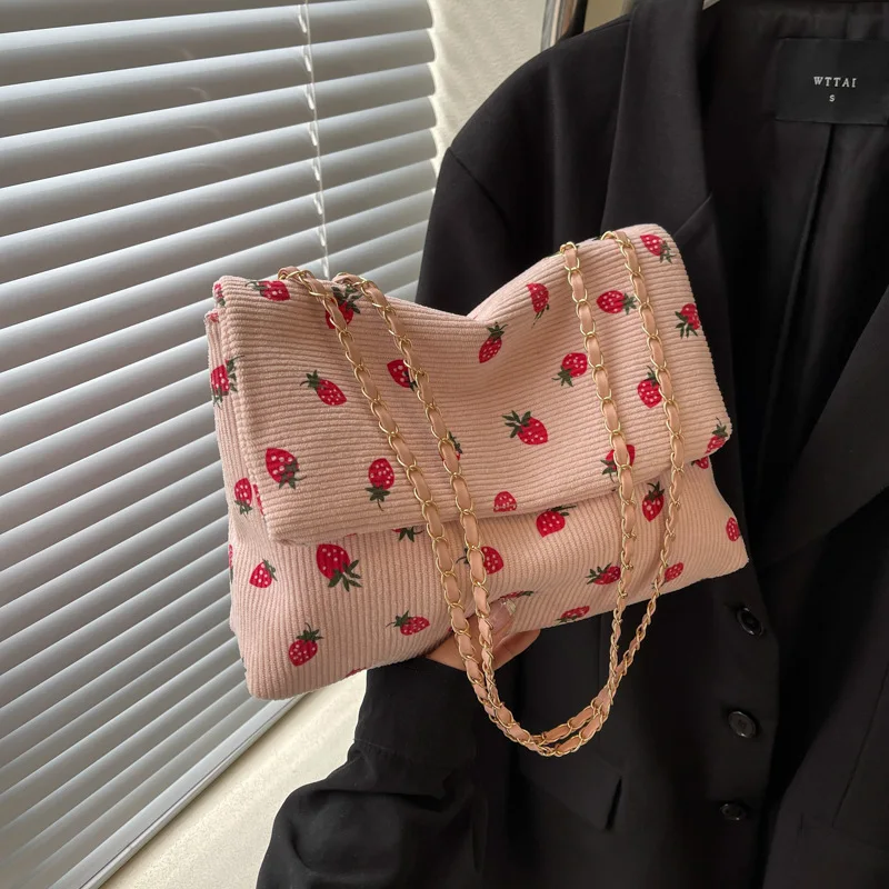 Bolso de hombro con estampado de fresas para mujer, bandolera con cadena y solapa grande, informal, Vintage, de pana, 2024