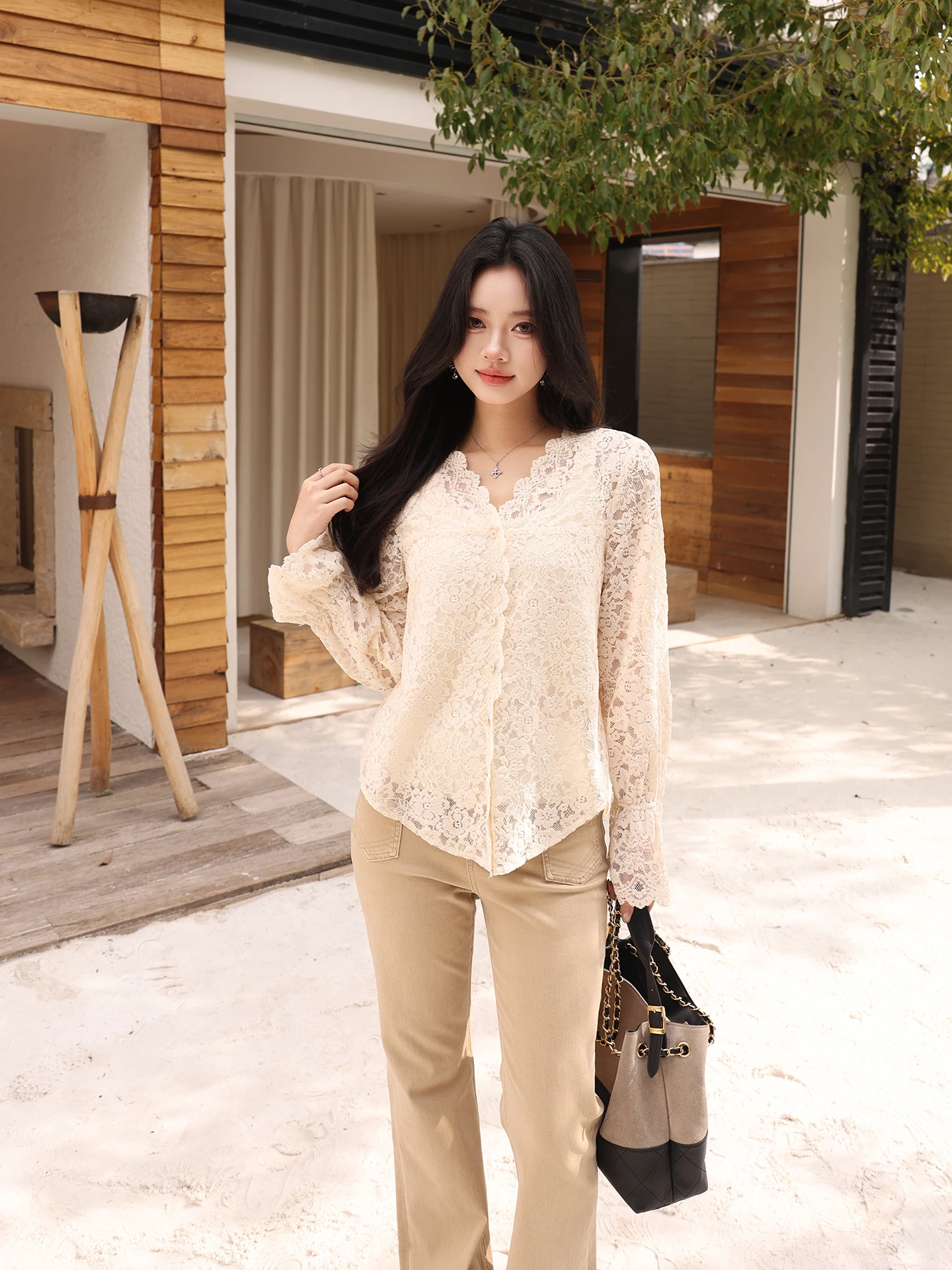 

Новинка! Женская повседневная свободная блузка ME Lace с длинным рукавом, V-образным вырезом, цветочным декором и эффектом похудения, коллекция Весна 2026