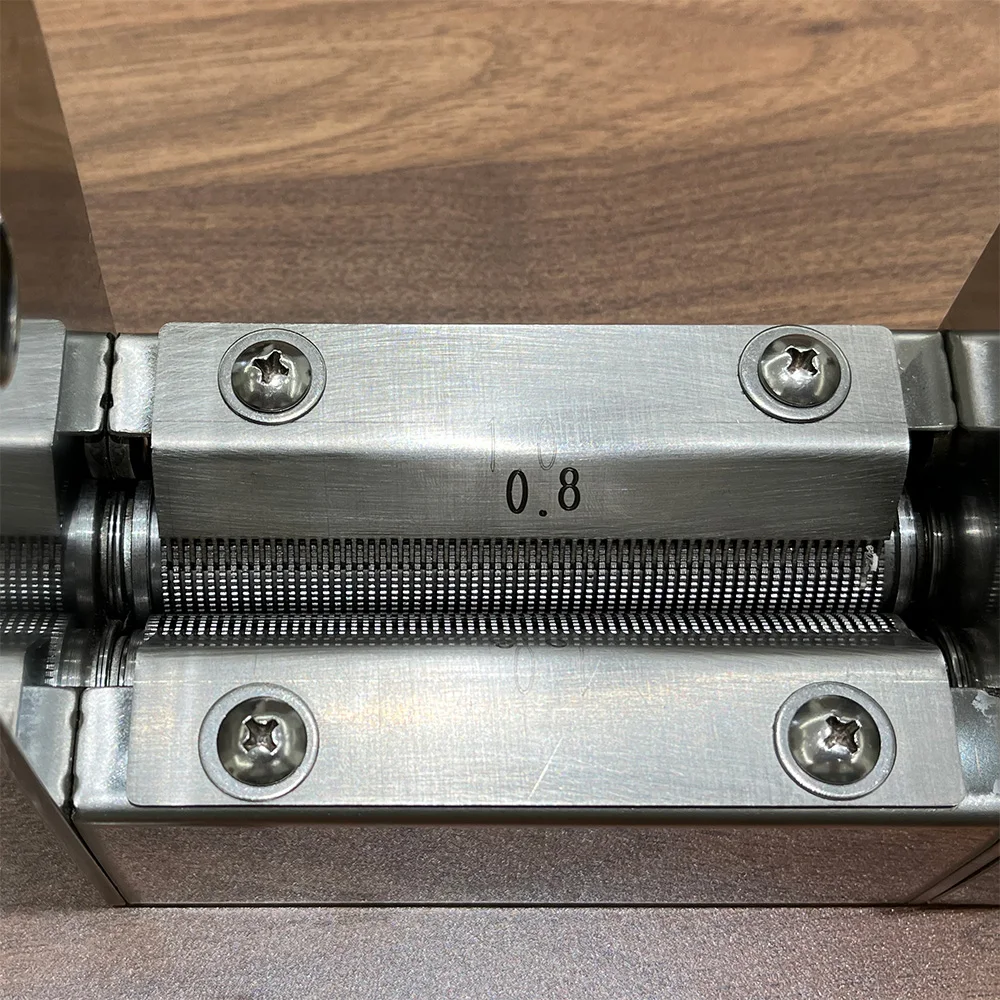 

Strength Supplier SS304 Cust om Movable Precision Blade Shredder