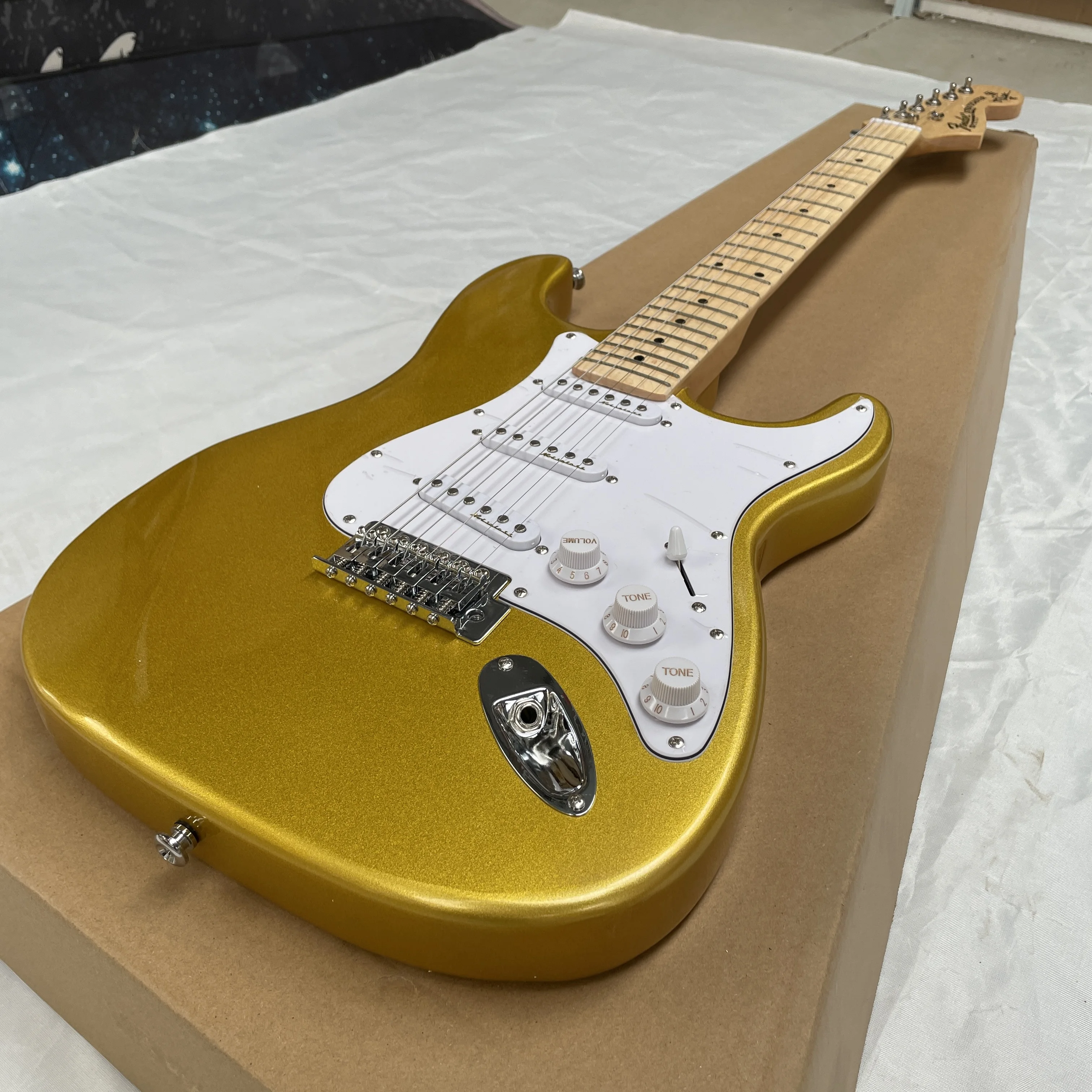 Gold-plated pink lacquer electric guitar, single-coil pickup electric guitars, silver hardware electric guitarra view 3