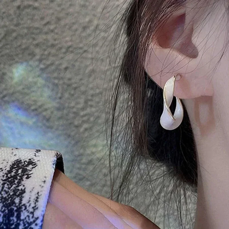 Huitan رواية ملتوي تصميم هوب أقراط الإناث الساحرة الحديثة رشيقة ثقب الاكسسوارات أنيقة سيدة الزفاف الفرقة مجوهرات #4