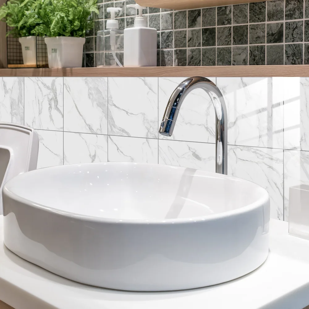 Biała naklejka na marmuru ceramicznych samoprzylepna kuchnia Backsplash naklejka ścienna do łazienki tapeta wodoodporna naklejka ścienna do domu