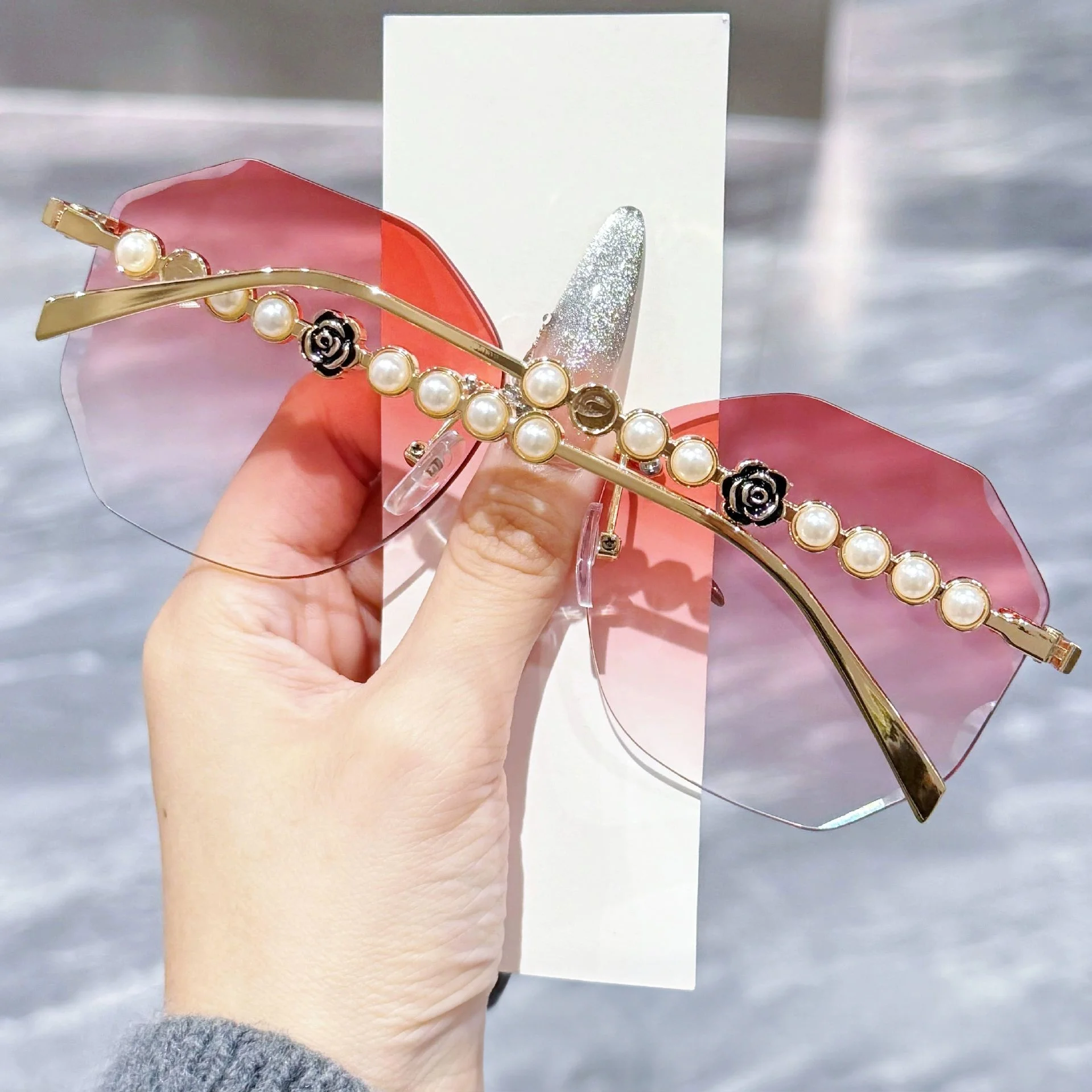 Oculos-de-sol-da-moda-com-armacao-de-metal-sem-aro-hastes-em-rosa-perola-design-de-borda-cortada-ds-8818-1-estilo-2026
