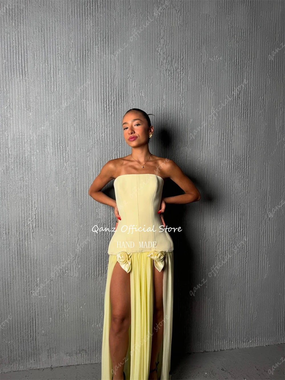 فساتين سهرة أنيقة باللون الأصفر من Qanz بدون حمالات بفتحة عالية وزهور مناسبة رسمية للنساء بطول الأرض للحفلات الراقصة حسب الطلب
